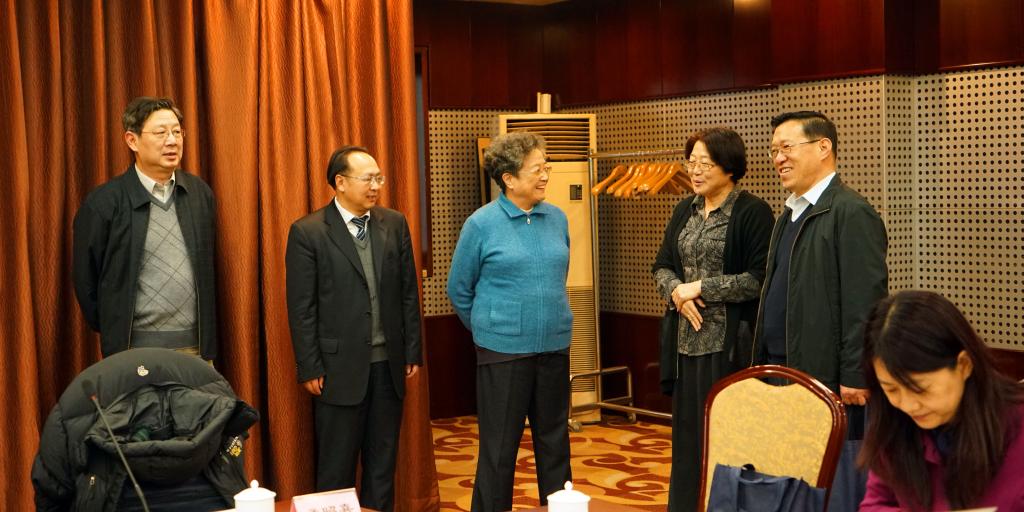 院长谭秀森与劳动保障部原副部长王建伦、人力资源和社会保障部原副部长、中国社会保险学会会长胡晓义亲切交谈