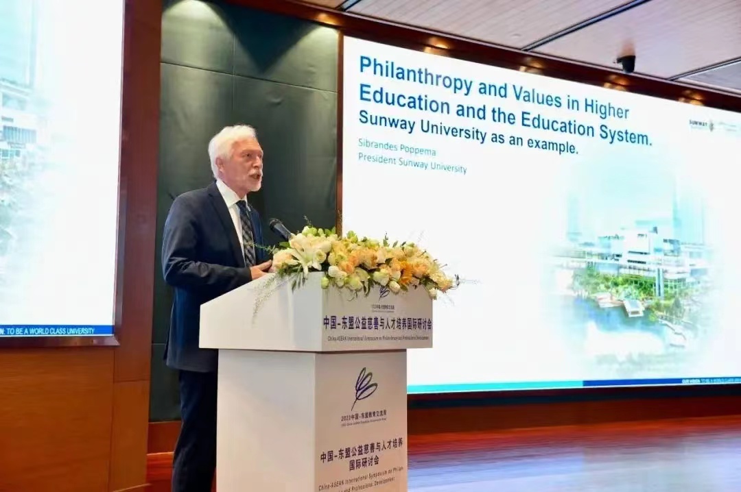 △马来西亚双威大学校长波佩玛·西布兰