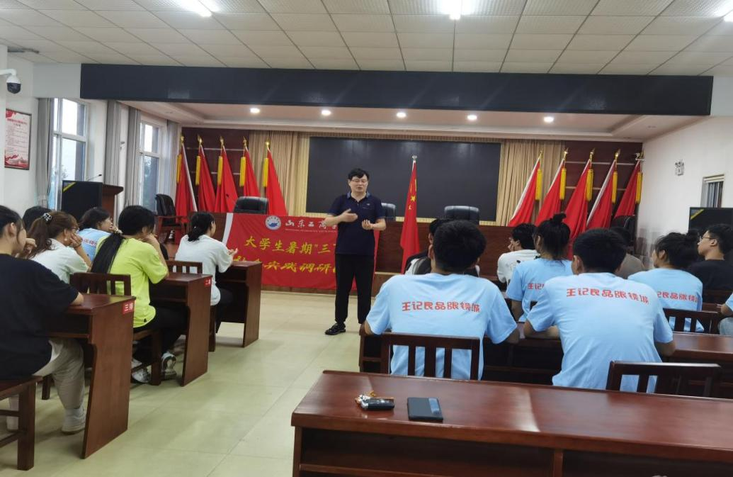常亮向团队成员介绍栖霞苹果百年文化)