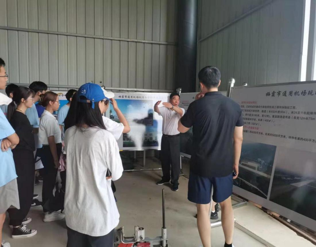 (公共管理学院“果真富农”队参观栖霞杨础通用机场)